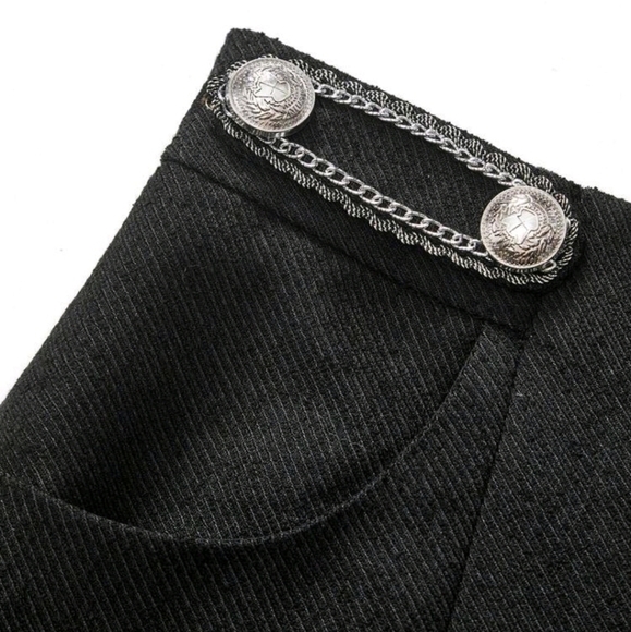 CHAIN BUTTON DECOR SLANT POCKET SHORTS - Picture 3 of 6